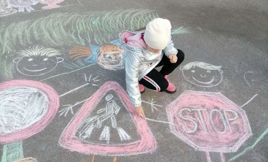В школах и детских садах Елецкого района проходит акция «Граффити дорожной безопасности»