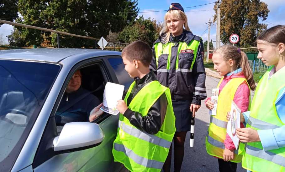 Сотрудники Госавтоинспекции совместно с отрядом ЮИД вручают письма-обращения водителям