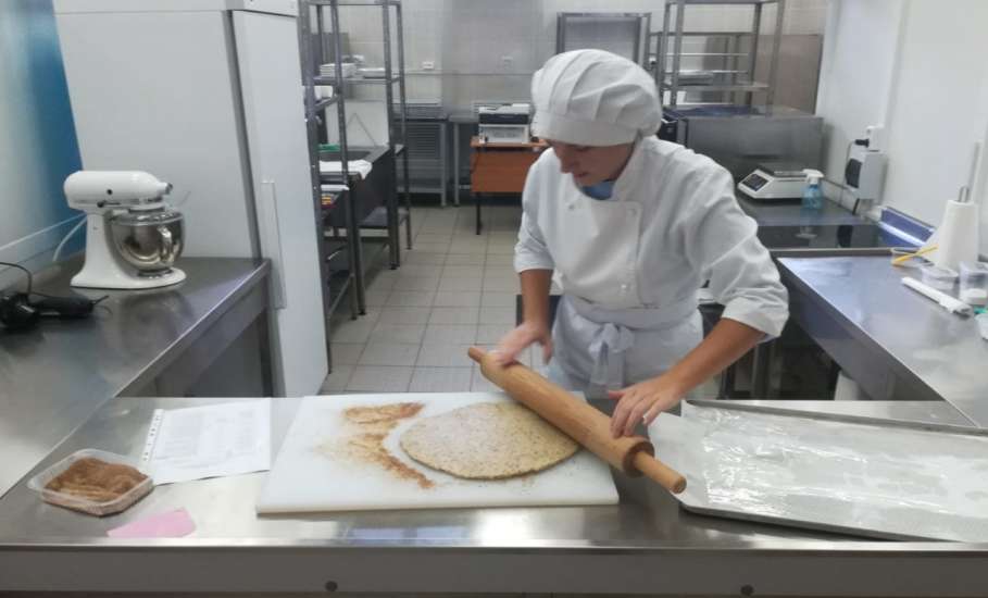 Ельчанка продемонстрировала кулинарное мастерство в выпечке хлебобулочных изделий на подготовительном этапе «Абилимпикса»