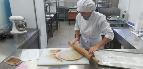 Ельчанка продемонстрировала кулинарное мастерство в выпечке хлебобулочных изделий на подготовительном этапе «Абилимпикса»