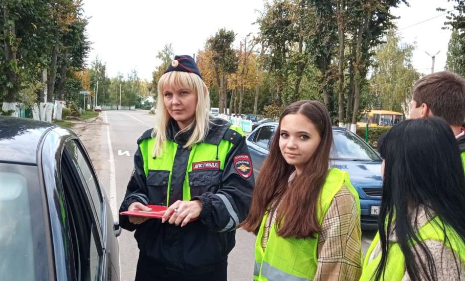 В Елецком районе сотрудники ГИБДД вручают законопослушным водителям лотерейные билеты