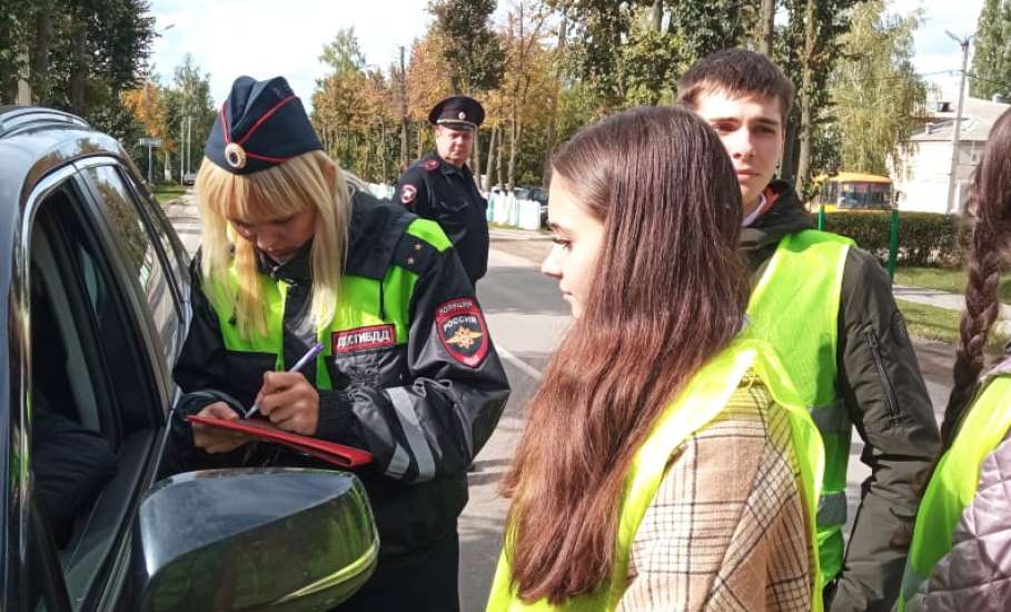 В Елецком районе сотрудники ГИБДД вручают законопослушным водителям лотерейные билеты