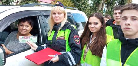 В Елецком районе сотрудники ГИБДД вручают законопослушным водителям лотерейные билеты