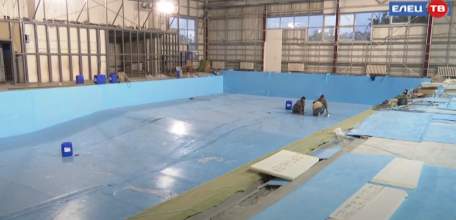Юным пловцам и их родителям показали, как идёт ремонт в бассейне «Виктория»