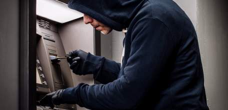 Оперативниками ОМВД России по г. Ельцу раскрыта кража денежных средств с банковской карты