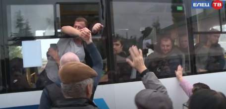 «Мы в вас верим и ждём»: Елец проводил очередную группу мобилизованных земляков