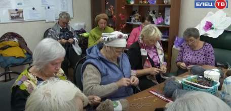 «Вязальный батальон»: ельчане присоединились к патриотической благотворительной акции