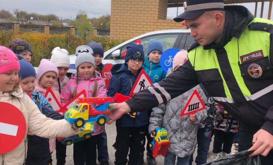 В Детском саде №15 г. Ельца прошло обучающее мероприятие с участием сотрудников ГИБДД