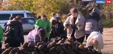 Молодогвардейцы и добровольцы организовали «чистый четверг» в женском Знаменском монастыре