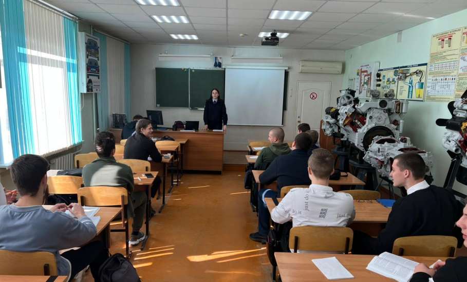 В образовательных учреждениях Ельца проходят занятия по соблюдению ПДД РФ несовершеннолетними участниками дорожного движения