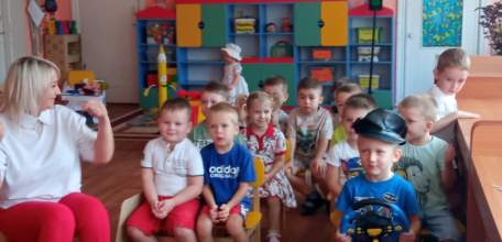 Воспитанники детского сада №31 "Сказка" г. Ельца встретились с инспектором ГИБДД и получили подарки