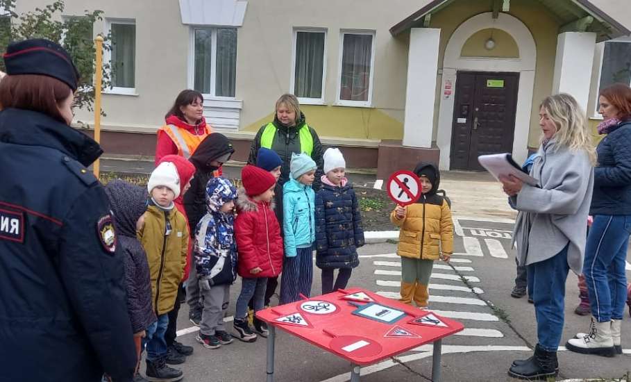 В детском садике №41 г. Ельца прошло обучающее мероприятие с участием сотрудника ГИБДД