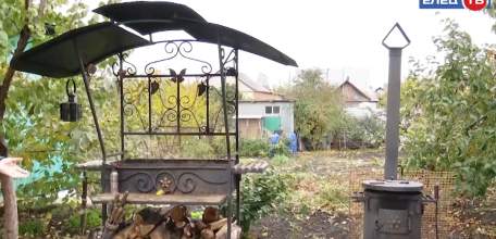 Волонтёры помогли семье мобилизованного ельчанина подготовить участок к зимнему сезону