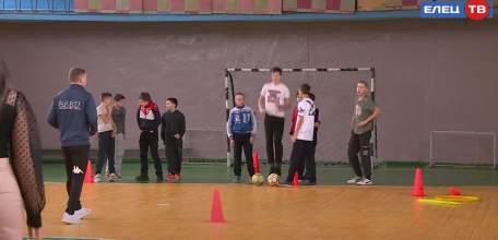 ФК "Елец" учит воспитанников школы № 19 азам самой популярной игры в мире