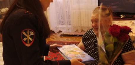 В преддверии дня сотрудника органов внутренних дел полицейскими города Ельца поздравлены, матери сотрудников, погибших при выполнении служебных обязанностей