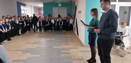 Первый учебный день второй четверти в школах города начался с церемонии поднятия Государственного флага