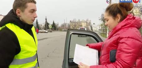 Cотрудники ГИБДД и юные инспекторы движения напомнили водителям, как правильно перевозить детей