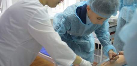 Школьников научили делать инъекции и познакомили с основами микроскопии
