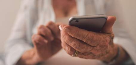 Ельчанка едва не попалась на уловку мошенников, использовавших подменный номер полиции