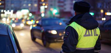 В Ельце водитель, желая уйти от ответственности, пытался дать взятку автоинспектору