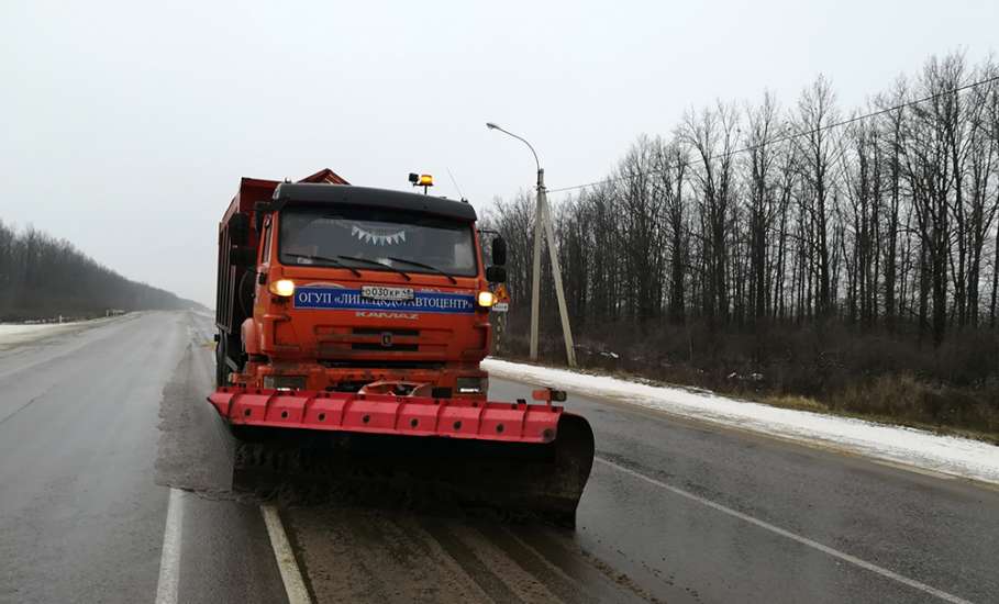 Первый снег на дорогах Липецкой области убирают 77 спецмашин