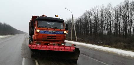 Первый снег на дорогах Липецкой области убирают 77 спецмашин