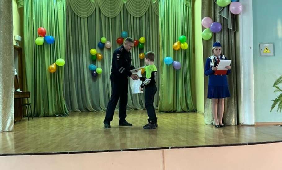 В Ельце наградили победителей областного конкурса детского творчества по безопасности дорожного движения «Дорога глазами детей»