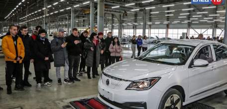 Елецкие школьники и студенты побывали с экскурсией на заводе по производству электрокаров