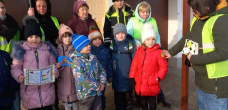 Сотрудники ГИБДД совместно с представителями родительской общественности проводят рейды вблизи образовательных организаций
