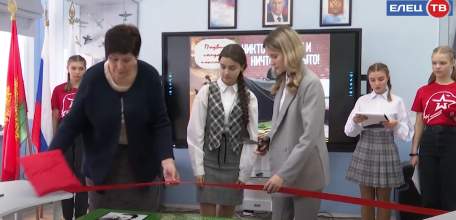 В гимназии №97 появилась парта в честь выпускника школы, Героя Советского Союза, Ивана Мешкова