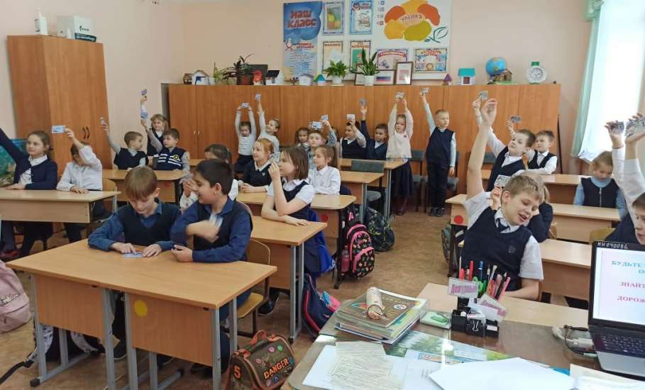 В школе №23 г. Ельца вручали удостоверение "Пешеход"