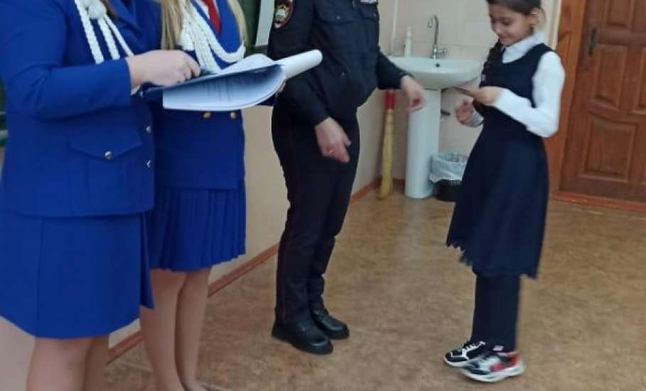 В школе №23 г. Ельца вручали удостоверение "Пешеход"