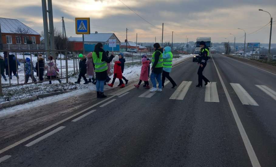 В преддверии зимних каникул сотрудники Госавтоинспекции совместно с членами отряда ЮИД и Родительского патруля проводят с детьми обучающие занятия