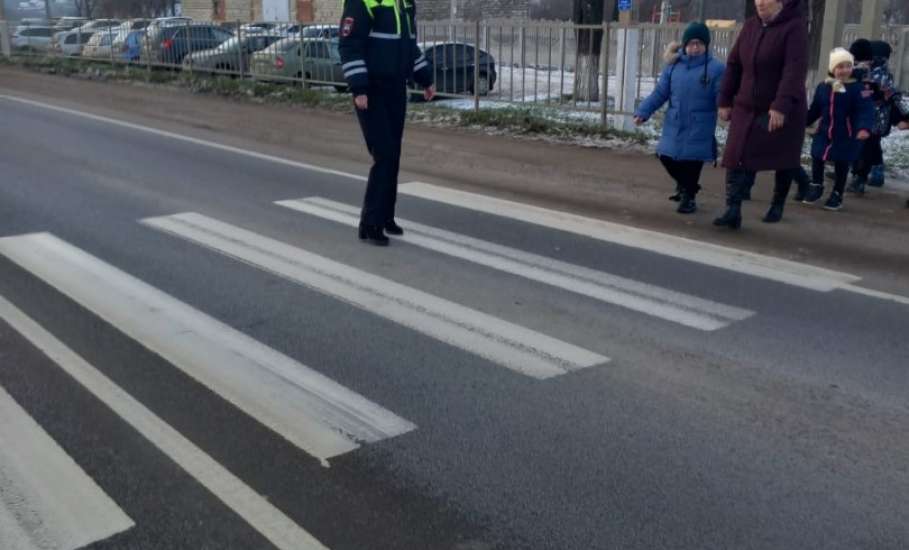 В преддверии зимних каникул сотрудники Госавтоинспекции совместно с членами отряда ЮИД и Родительского патруля проводят с детьми обучающие занятия