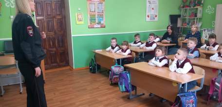 В преддверии зимних каникул сотрудники Госавтоинспекции совместно с членами отряда ЮИД и Родительского патруля проводят с детьми обучающие занятия