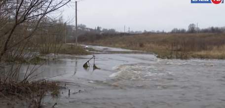 Половодье в декабре: единственную асфальтированную дорогу от улицы Целыковка в город затопило