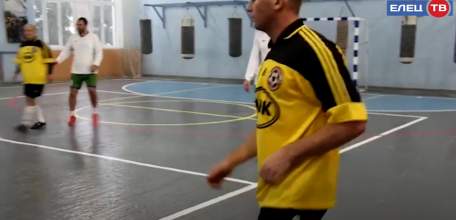 Разыграли медали: в зале завода «Энергия» прошёл футбольный турнир