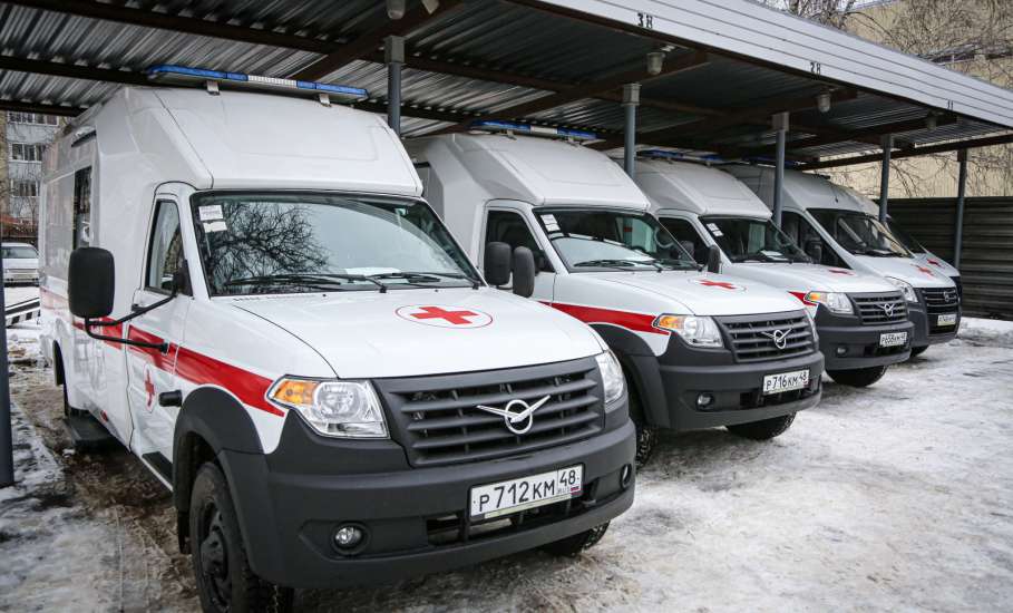 Игорь Артамонов вручил липецким медикам ключи от новых автомобилей скорой помощи