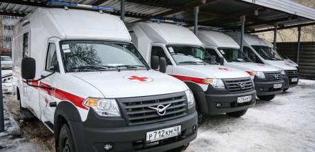 Игорь Артамонов вручил липецким медикам ключи от новых автомобилей скорой помощи