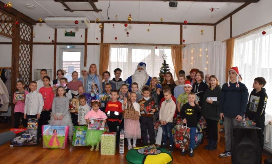 В Елецком районе состоялось новогоднее представление для детей из приемных и опекунских семей
