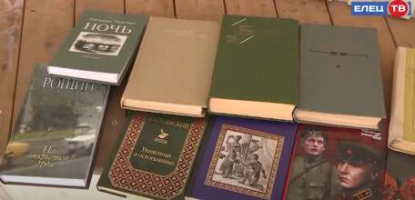 Читай и меняйся: книги с новогодними поздравлениями ждут ельчан в сквере Пушкина