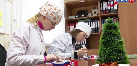 В Елецком медколледже им. К.С. Константиновой собрали посылки с открытками для солдат СВО