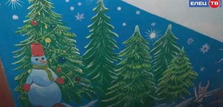 Дед Мороз в подъезде: жильцы елецкой многоэтажки украсили свой дом новогодними рисунками