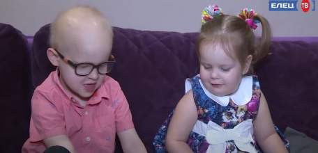 И большим и маленьким: Дед мороз от центра «Мой бизнес» развозит подарки детям