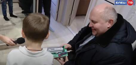 Время чудес: глава города Евгений Боровских исполнил мечты маленьких ельчан