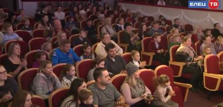 «Ёлка добра». В Драматическом театре «Бенефис» прошёл благотворительный показ спектакля «Морозко»