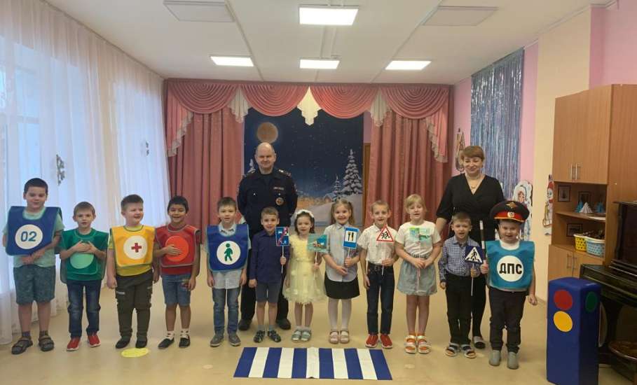 В детском саду №29 г. Ельца прошло обучающее мероприятие с участием сотрудника ГИБДД
