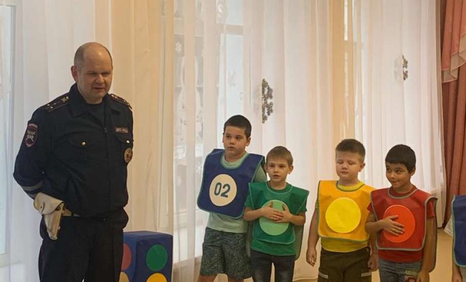 В детском саду №29 г. Ельца прошло обучающее мероприятие с участием сотрудника ГИБДД