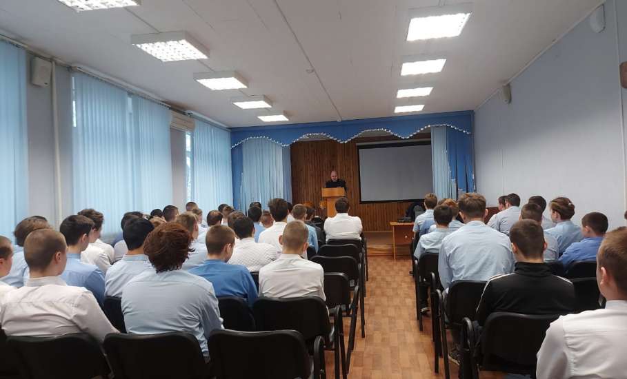 Сотрудники ГИБДД проводят профилактические мероприятия в образовательных учреждениях Ельца