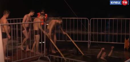 Праздничными богослужениями и традиционными купаниями в реке жители Ельца отметили Крещение Господне